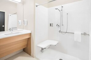 Duschwanne, kostenlose Toilettenartikel, Haartrockner, Handtücher
