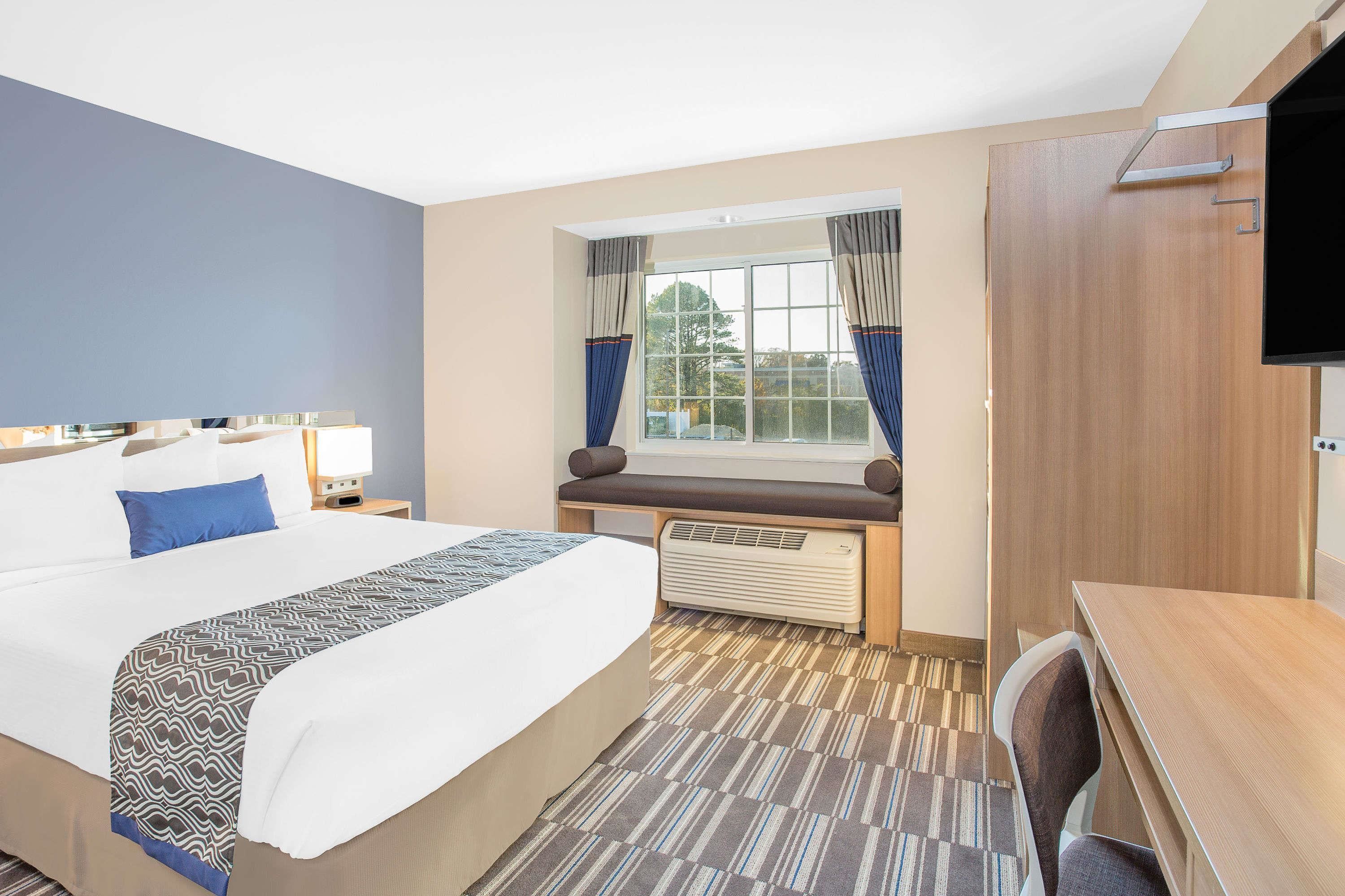 room, 1 queen bed, accessible, non smoking | desk, iron/ironing board, free wifi, bed sheets