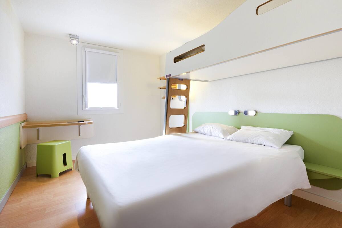 triple room, multiple beds | desk, free wifi, bed sheets