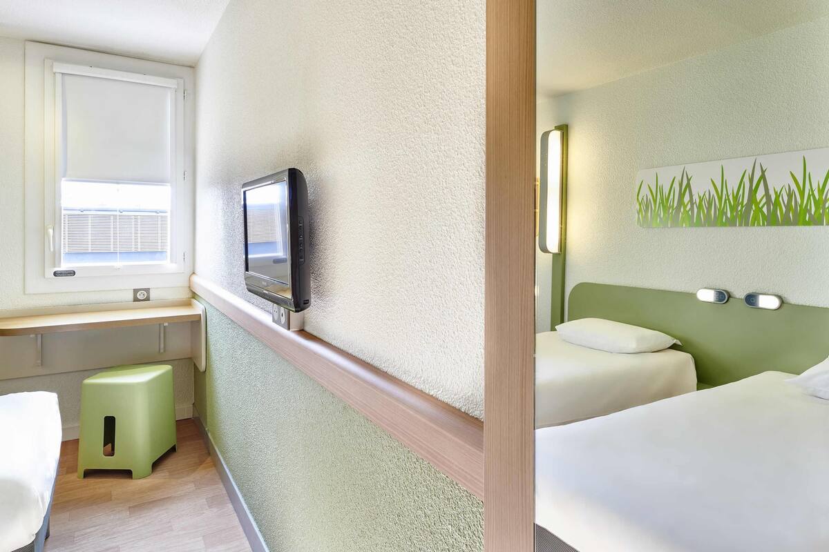 desk, free wifi, bed sheets