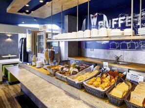Daily buffet breakfast for a fee - ibis Budget Dax Saint Paul les Dax (Saint-Paul-les-Dax)
