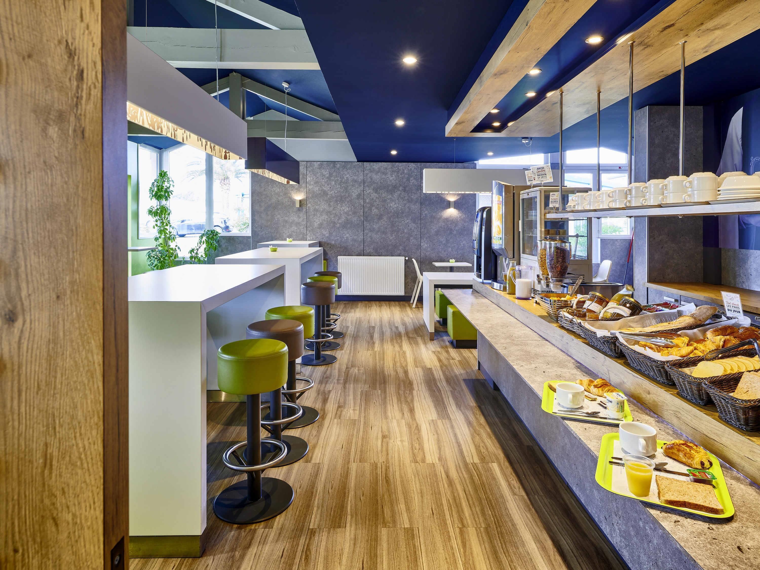 Escritorio, wifi gratis y ropa de cama 