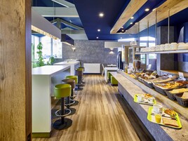 办公桌、免费 WiFi、床单