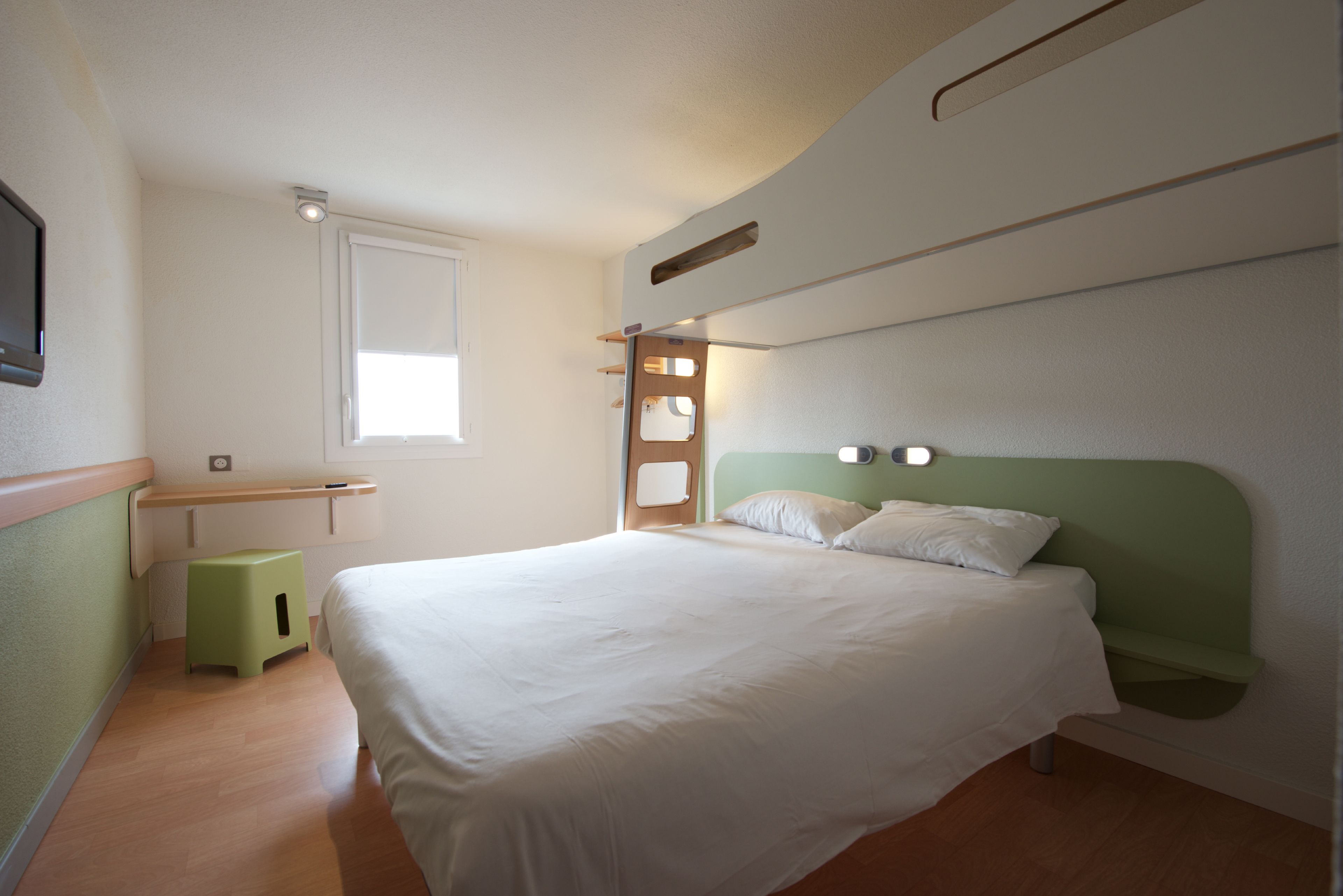 triple room, multiple beds | desk, free wifi, bed sheets