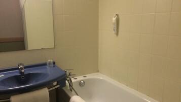 Une salle de bain avec un lavabo, un miroir et une baignoire.