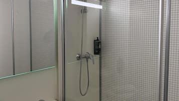 Escritorio, wifi gratis y ropa de cama