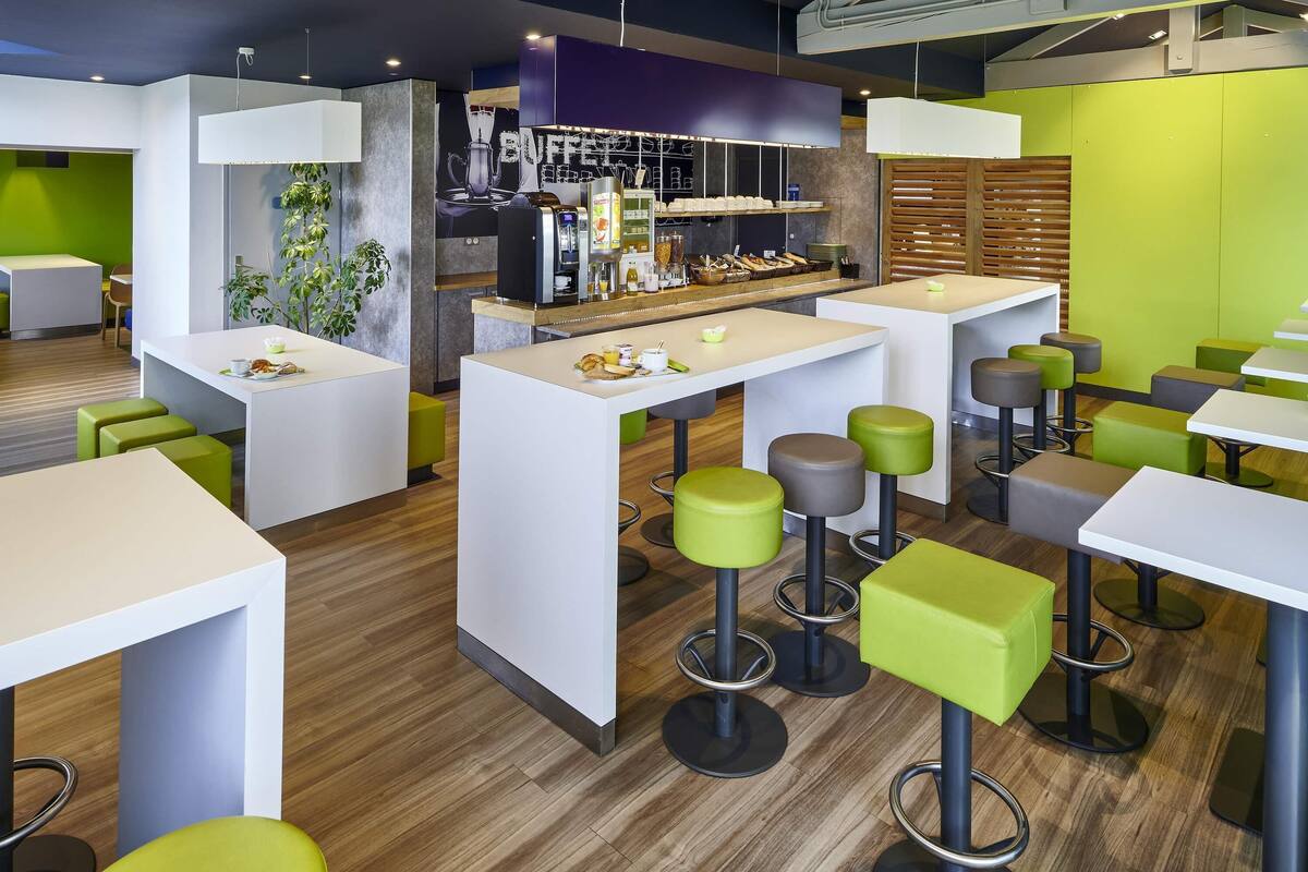 Camera doppia | Una scrivania, Wi-Fi gratuito, lenzuola