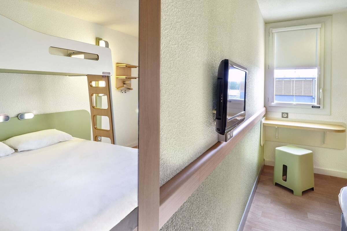 triple room, multiple beds | desk, free wifi, bed sheets
