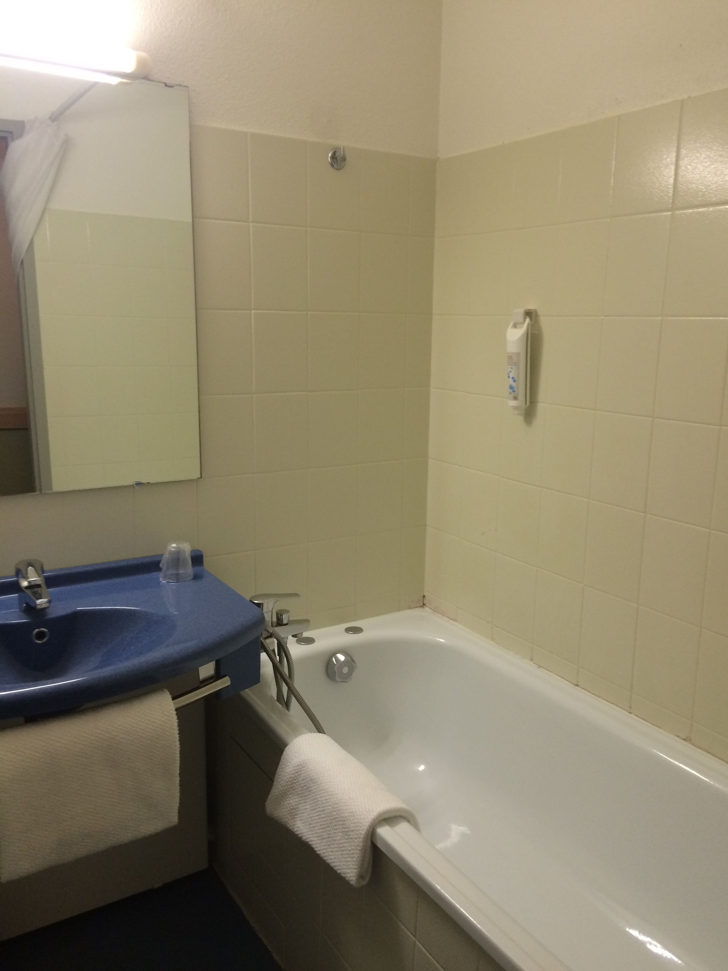 triple room, multiple beds | bathroom | bathtub, eco-friendly toiletries, towels