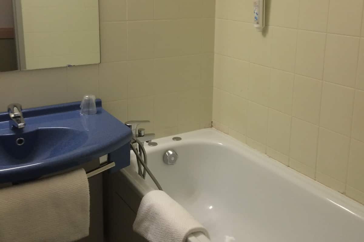 triple room, multiple beds | bathroom | bathtub, eco-friendly toiletries, towels