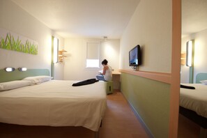 Escritorio, wifi gratis y ropa de cama