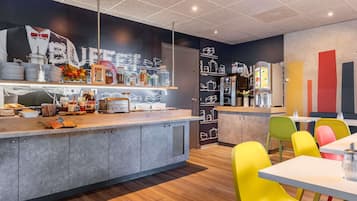 Bữa sáng buffet hàng ngày (8.90 EUR/mỗi người)