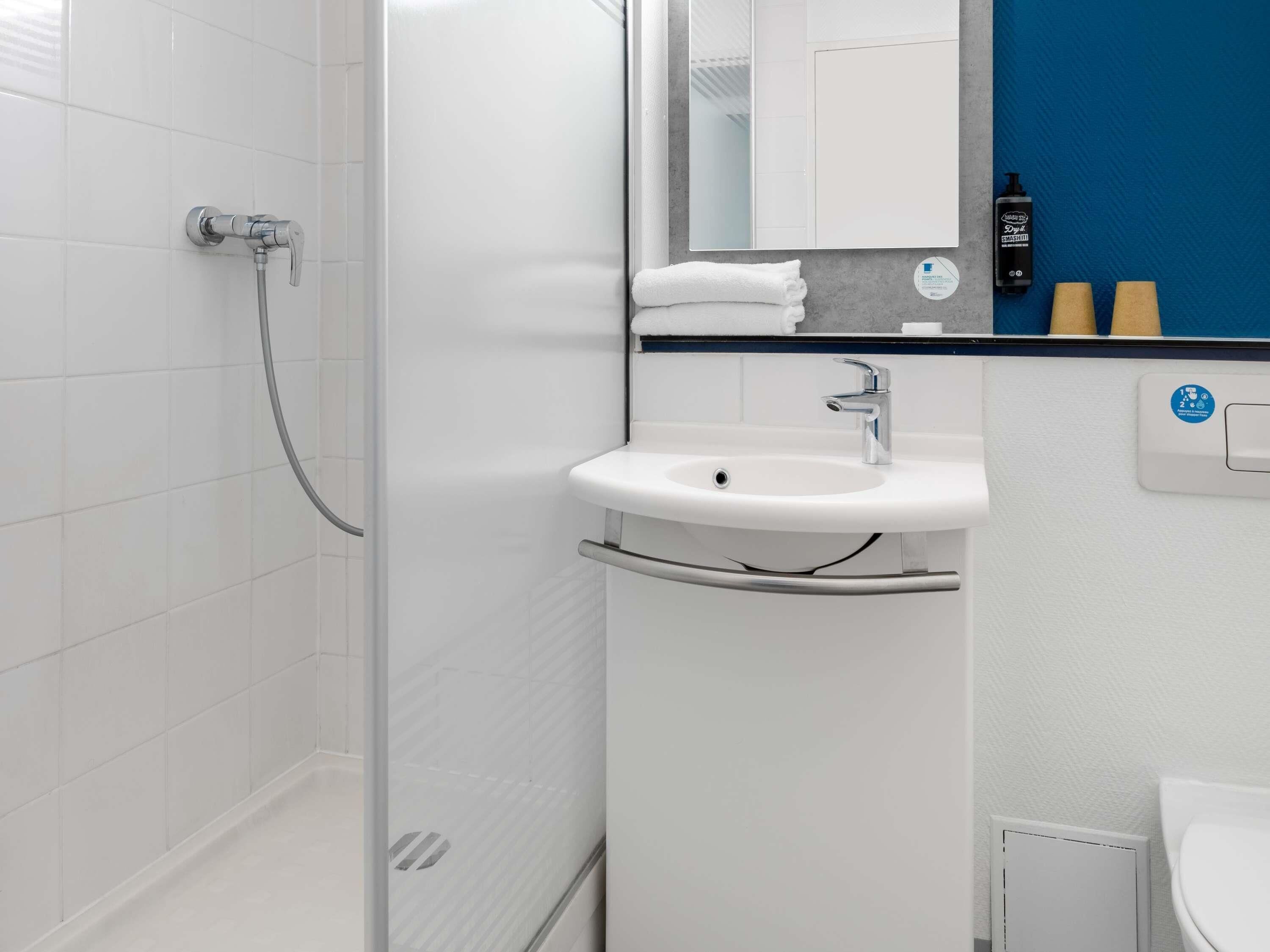Un baño con ducha, lavamanos e inodoro.