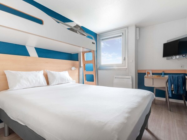 Triple Room, Multiple Beds | Free WiFi, bed sheets - ibis Budget Caen Mondeville (Mondeville)