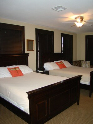 Perushuone, 2 keskisuurta parisänkyä | Näkymä huoneesta