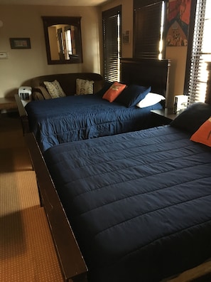 Perushuone, 2 keskisuurta parisänkyä | Ylelliset vuodevaatteet, äänieristys, silitysrauta/-lauta