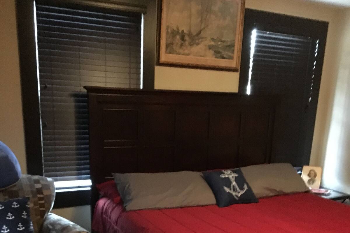 Basic Room, 1 King Bed | Premium bedding, soundproofing, iron/ironing board, WiFi (free)