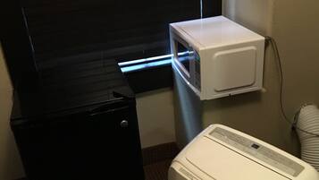 Suite, 1 King Bed | Premium bedding, soundproofing, iron/ironing board, free WiFi