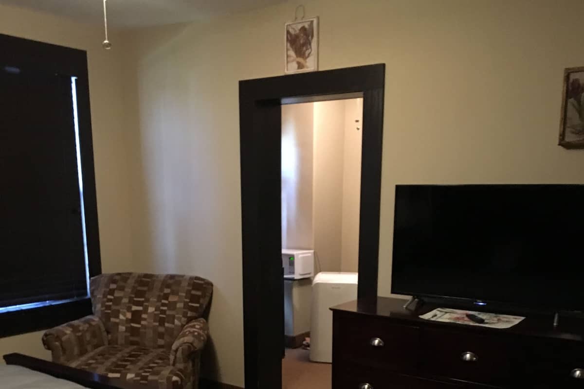 Suite, 1 King Bed | Premium bedding, soundproofing, iron/ironing board, WiFi (free)