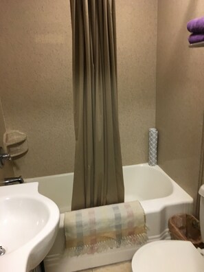 Perushuone, 2 keskisuurta parisänkyä | Kylpyhuone | Suihkun ja ammeen yhdistelmä, ilmaiset hygieniatuotteet, pyyhkeet