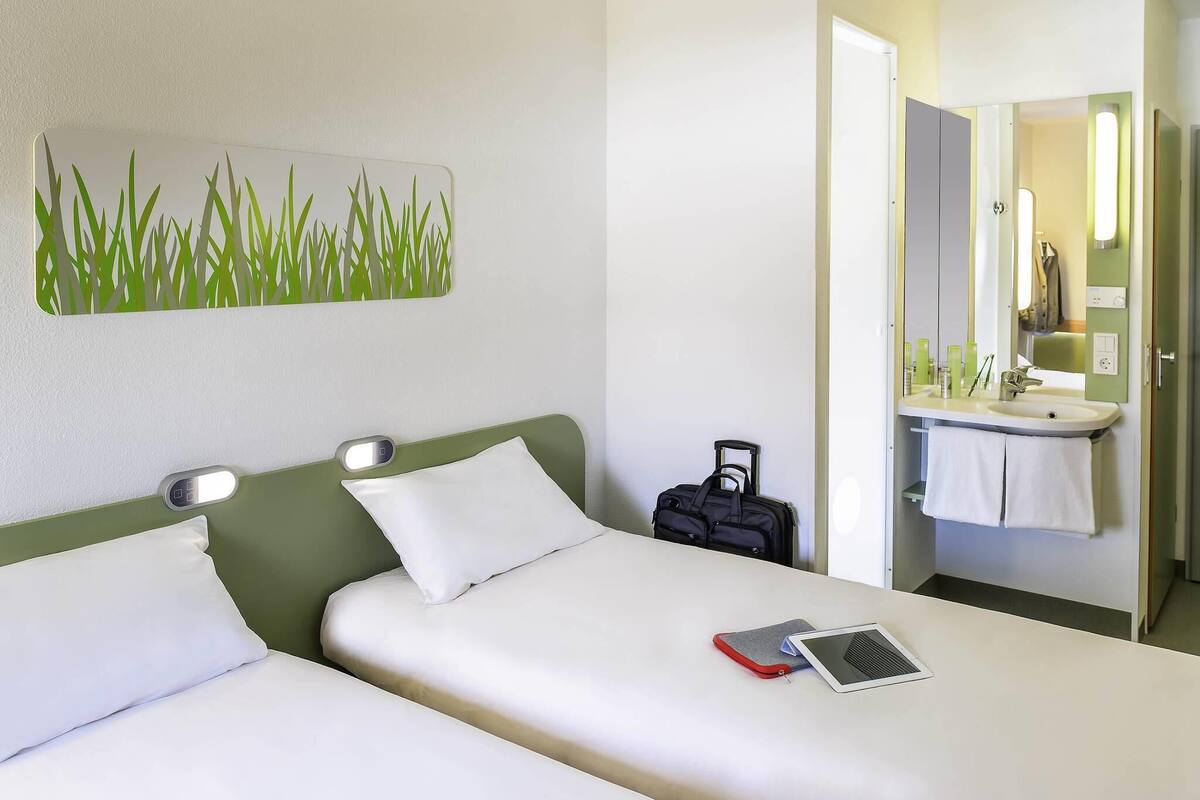 twin room, 2 single beds | desk, soundproofing, free wifi, bed sheets