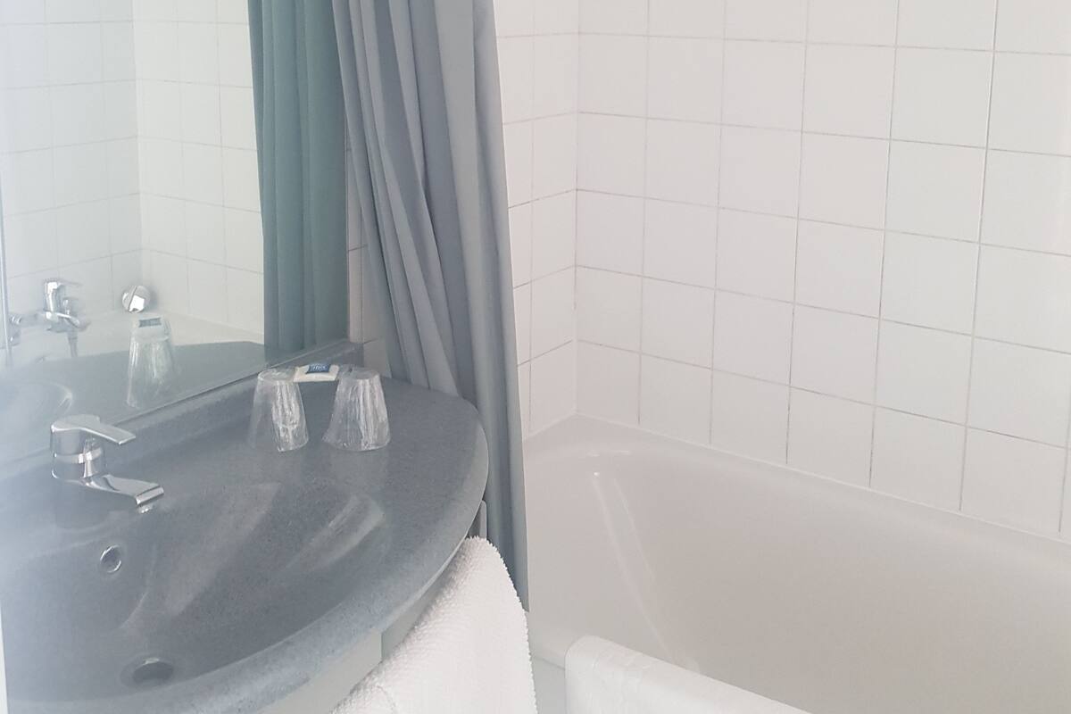 bathtub, eco-friendly toiletries, towels