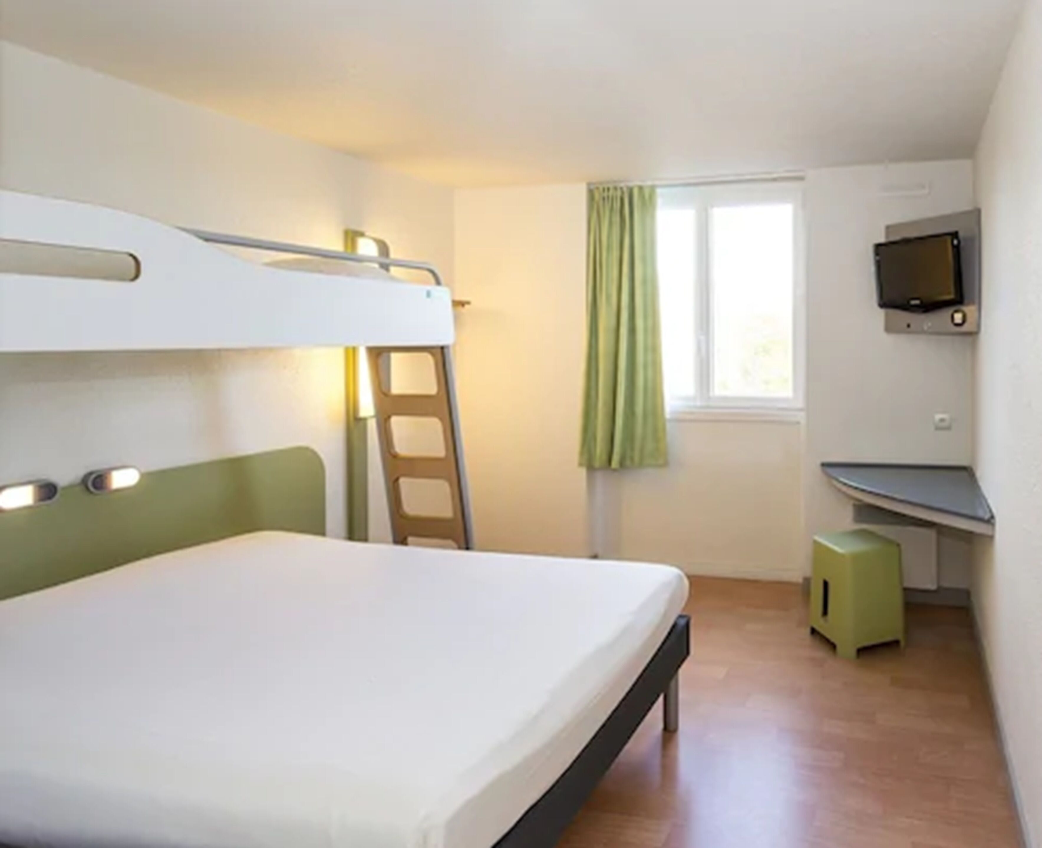 triple room, multiple beds | desk, soundproofing, free wifi, bed sheets