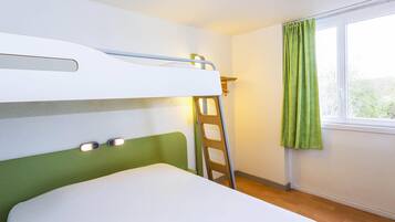 Driepersoonskamer, Meerdere bedden | Een bureau, geluiddichte muren, gratis wifi, beddengoed