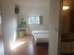 Habitación con 2 camas individuales, 2 camas individuales | Escritorio, insonorización, wifi gratis y ropa de cama 
