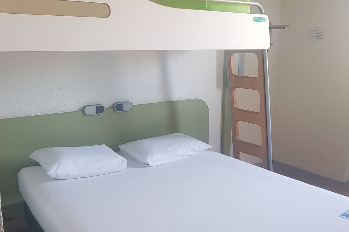 triple room, multiple beds | desk, soundproofing, free wifi, bed sheets