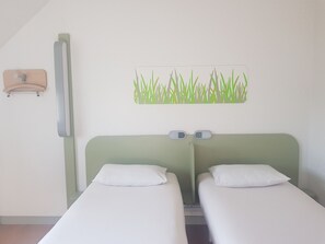 Habitación con 2 camas individuales, 2 camas individuales | Escritorio, insonorización, wifi gratis y ropa de cama 
