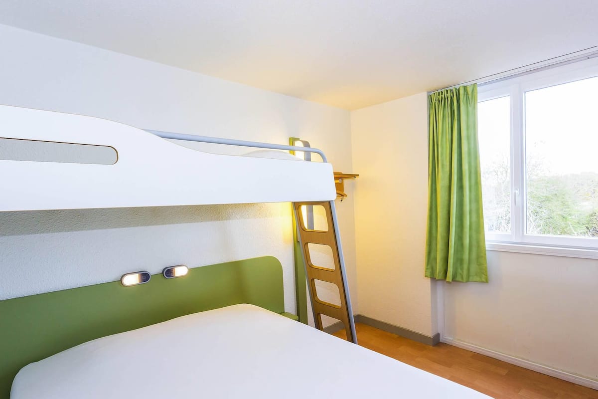 Kolmen hengen huone, useita sänkyjä | Työpöytä, äänieristys, ilmainen Wi-Fi, vuodevaatteet