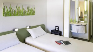 Habitación con 2 camas individuales, 2 camas individuales | Escritorio, insonorización, wifi gratis y ropa de cama 