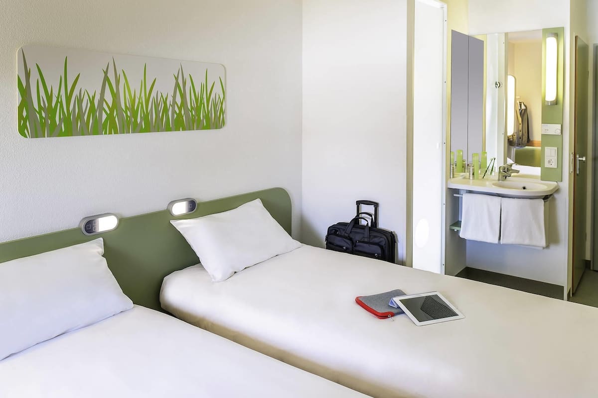 Kahden hengen huone (kaksi sänkyä), 2 yhden hengen sänkyä | Työpöytä, äänieristys, ilmainen Wi-Fi, vuodevaatteet