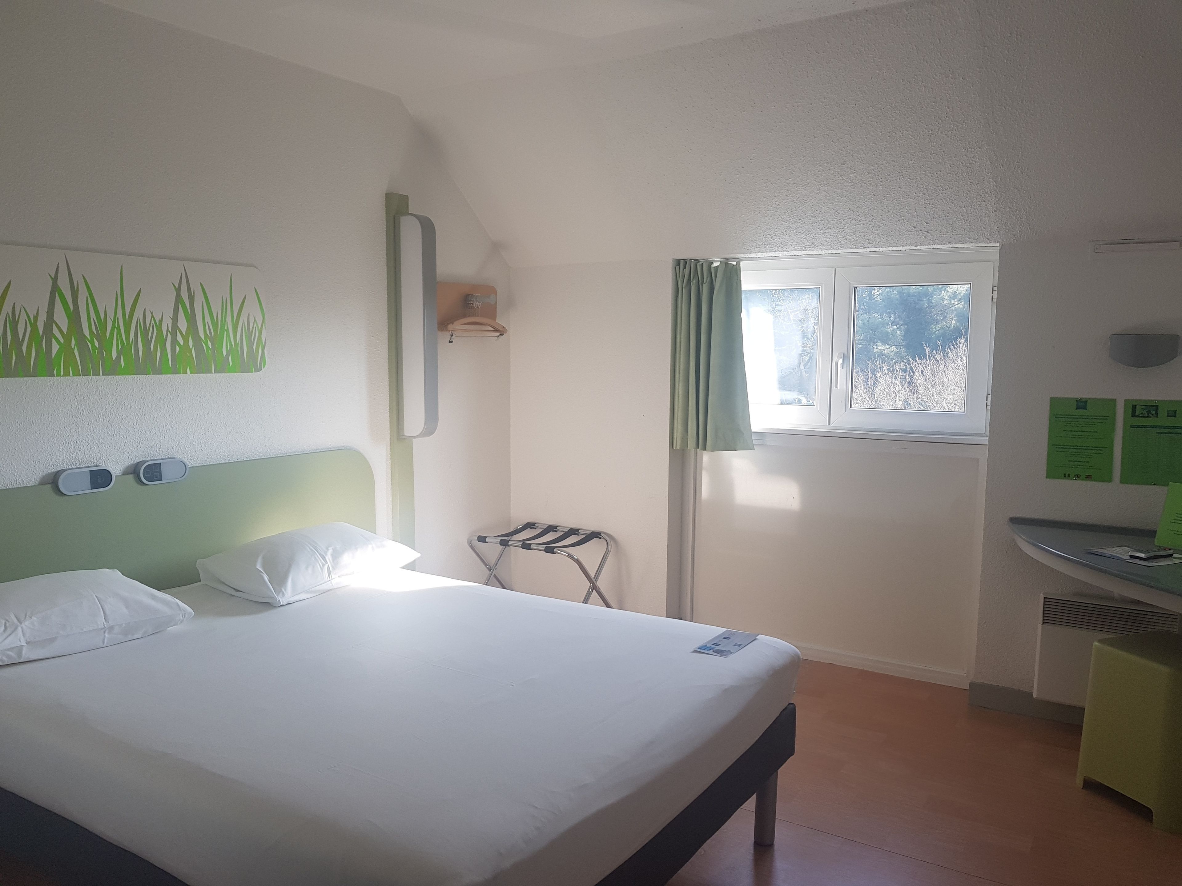 double room | desk, soundproofing, free wifi, bed sheets