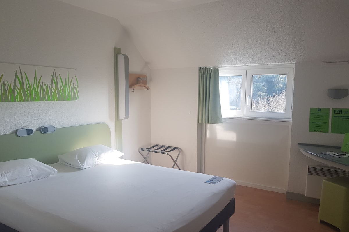 Double Room | Desk, soundproofing, free WiFi, bed sheets