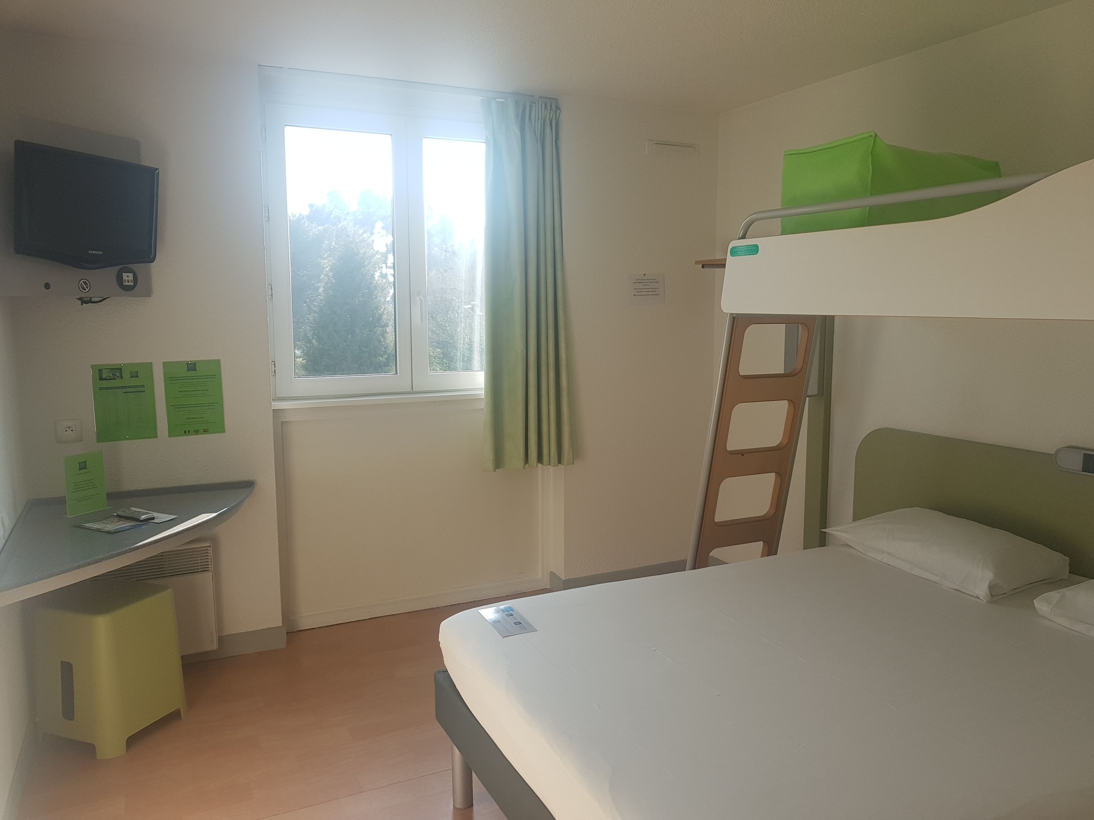 triple room, multiple beds | desk, soundproofing, free wifi, bed sheets