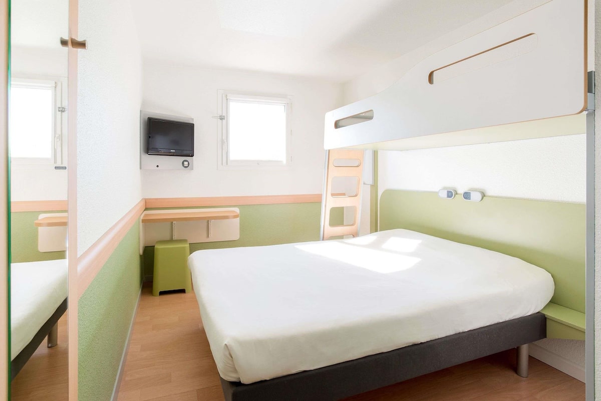 Driepersoonskamer, Meerdere bedden | Een bureau, geluiddichte muren, gratis wifi, beddengoed