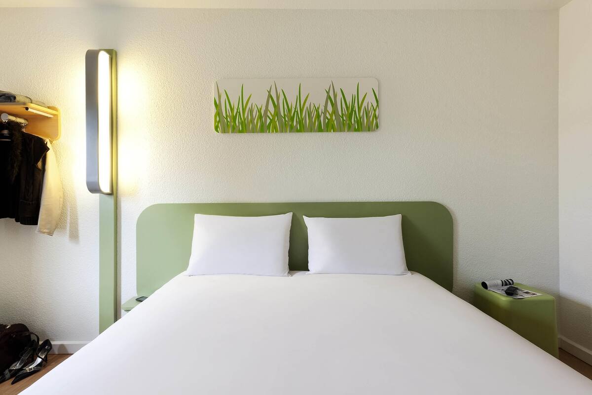 triple room, multiple beds | desk, soundproofing, free wifi, bed sheets