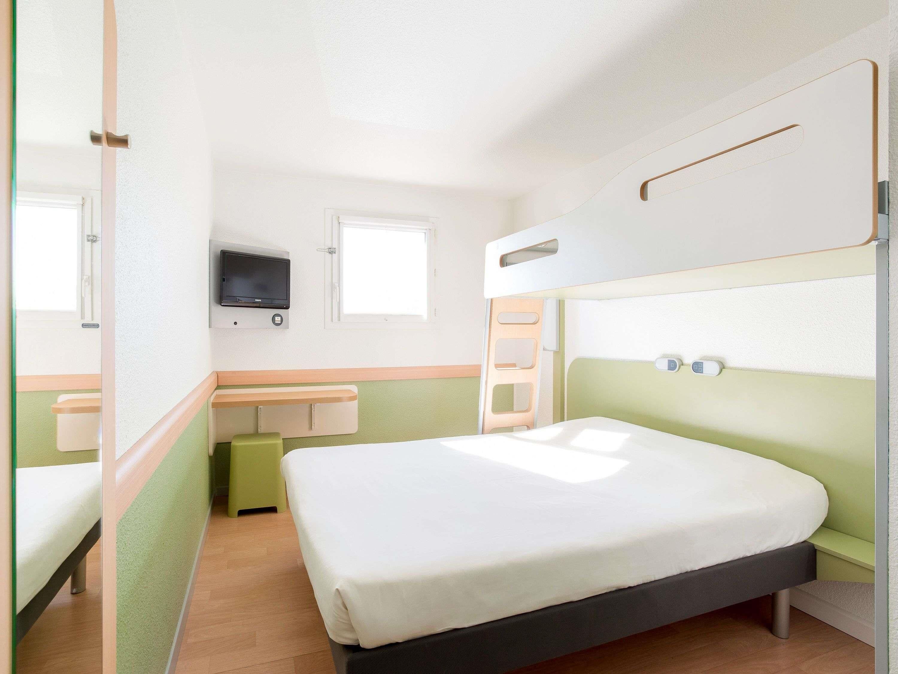 Triple Room, Multiple Beds | Desk, soundproofing, free WiFi, bed sheets