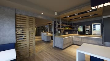 Petit déjeuner buffet (8.50 EUR par personne)