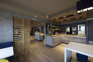 Una cocina moderna con detalles de madera, electrodomésticos integrados y un diseño limpio y contemporáneo.