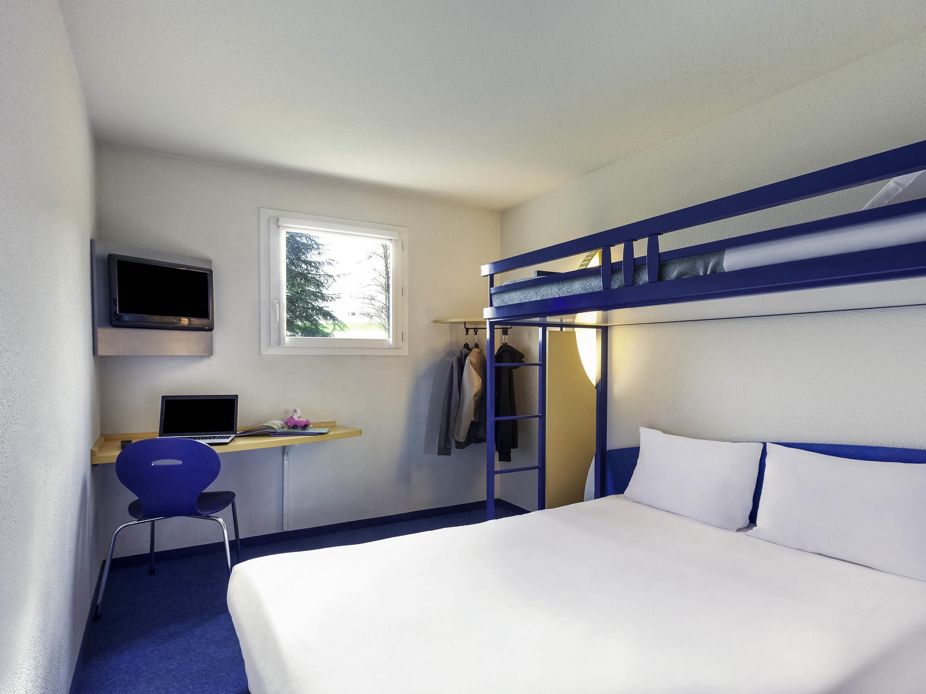 double room | desk, soundproofing, free wifi, bed sheets