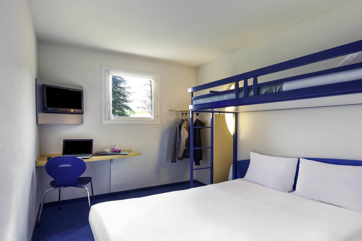 double room | desk, soundproofing, free wifi, bed sheets