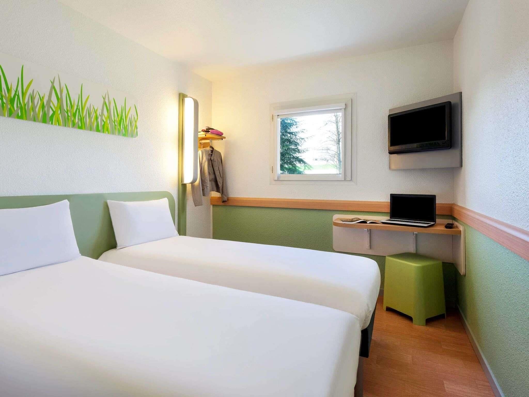 Twin kamer, 2 eenpersoonsbedden | Een bureau, geluiddichte muren, gratis wifi, beddengoed