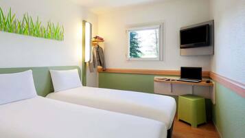 Twin kamer, 2 eenpersoonsbedden | Een bureau, geluiddichte muren, gratis wifi, beddengoed