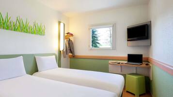 Twin kamer, 2 eenpersoonsbedden | Een bureau, geluiddichte muren, gratis wifi, beddengoed