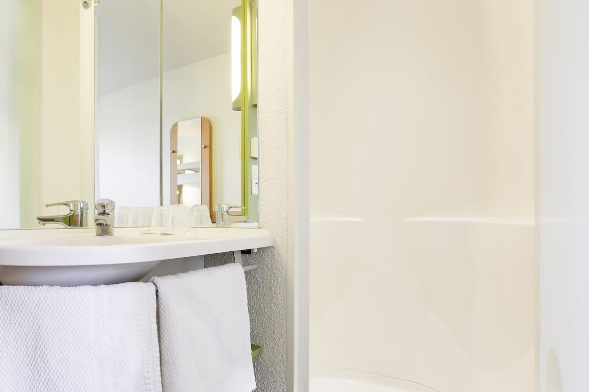 desk, soundproofing, free wifi, bed sheets