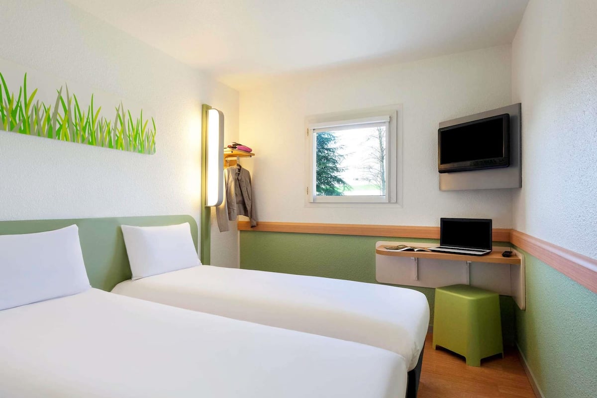 Twin Room, 2 Single Beds | Desk, soundproofing, free WiFi, bed sheets