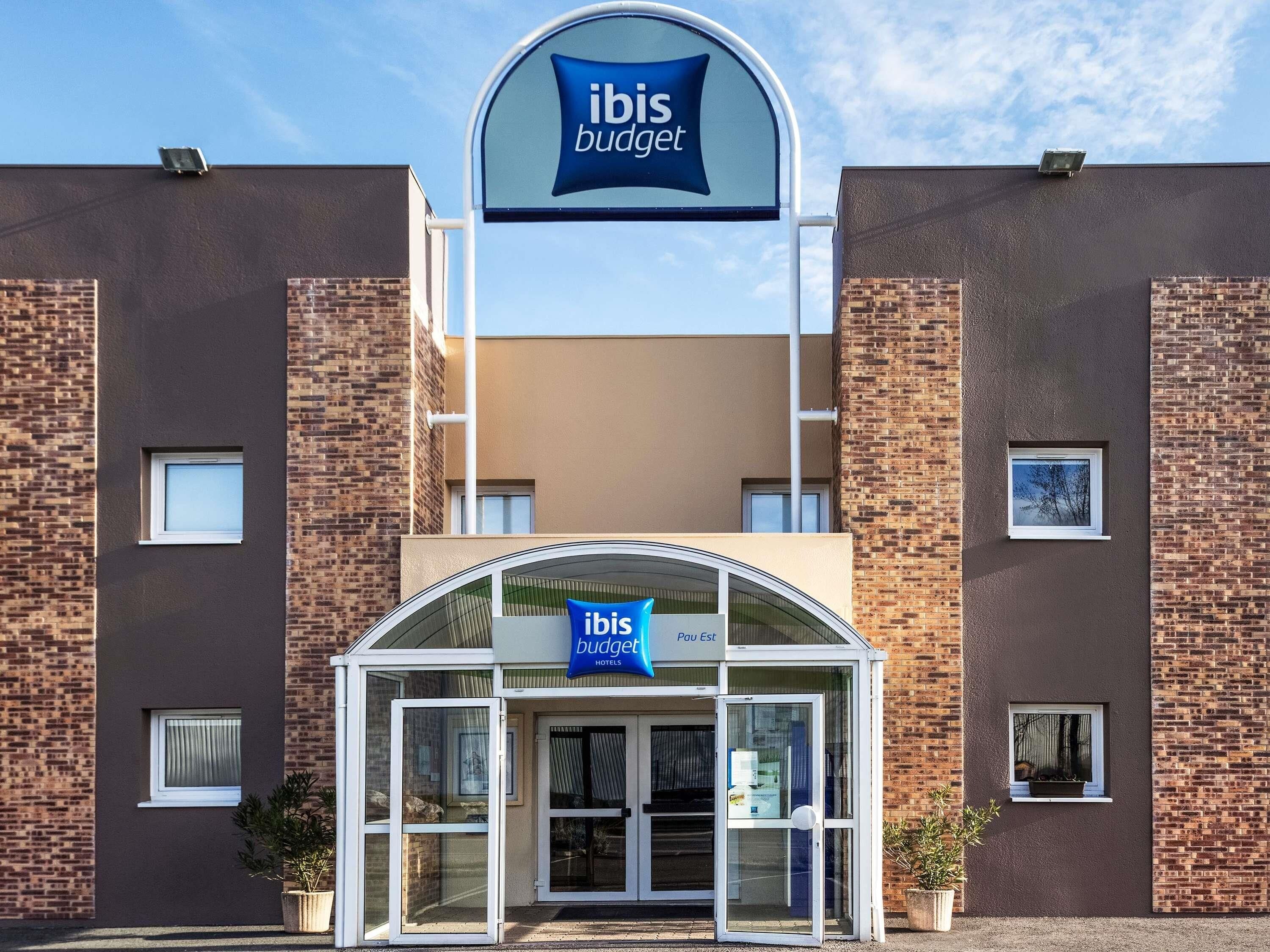 Un edificio moderno con un cartel de ibis budget hoteles.